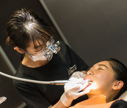 歯科衛生士が患者様を治療している画像